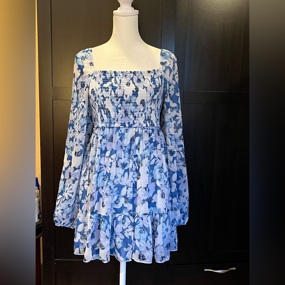 Floral mini dress w/ squares neckline, long balloon sleeves. Blue, white. M